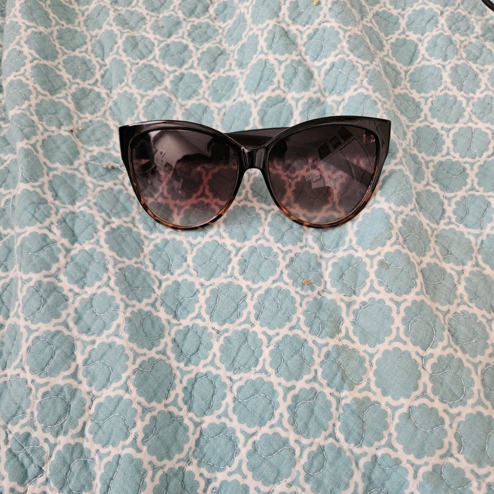 Liz Claiborne Sunglasses/ Woman
